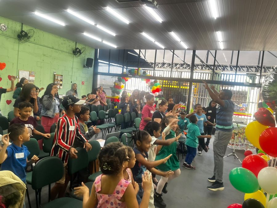 Crianças em momento de louvor
