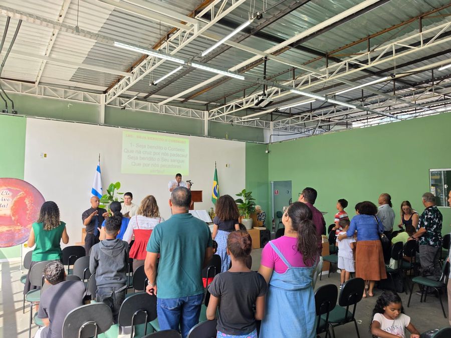 Congregação em momento de adoração