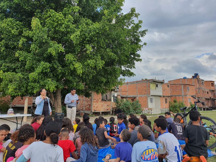 Evangelismo ao ar livre com crianças